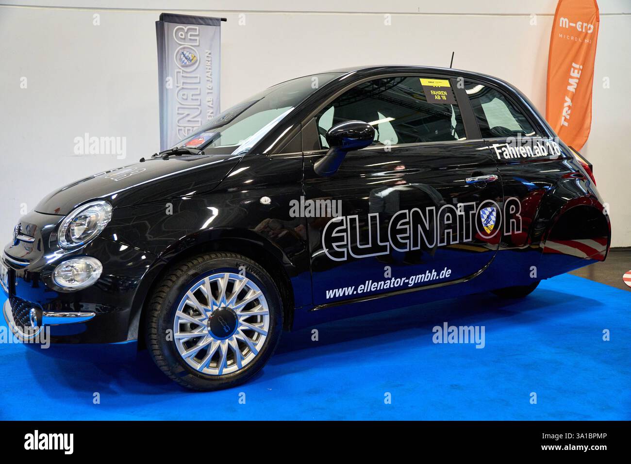 Augusta, Baviera, Germania - 7 marzo 2025: L'Ellenator consente una mobilità sicura per i giovani dai 16 anni in su - concetti di veicolo innovativi per i giovani conducenti. La fiera Volt e-Mobility come parte della fiera Afair di Augusta. FIAT 500 1,0 DOLCEVITA HYBRID ELLENATOR *** Der Ellenator ermöglicht Jugendlichen ab 16 Jahren eine sichere Mobilität innovative Fahrzeugkonzepte für junge Fahrer. Die Volt e-Mobilitätsmesse im Rahmen der Afair-Messe ad Augusta. FIAT 500 1,0 DOLCEVITA HYBRID ELLENATOR Foto Stock
