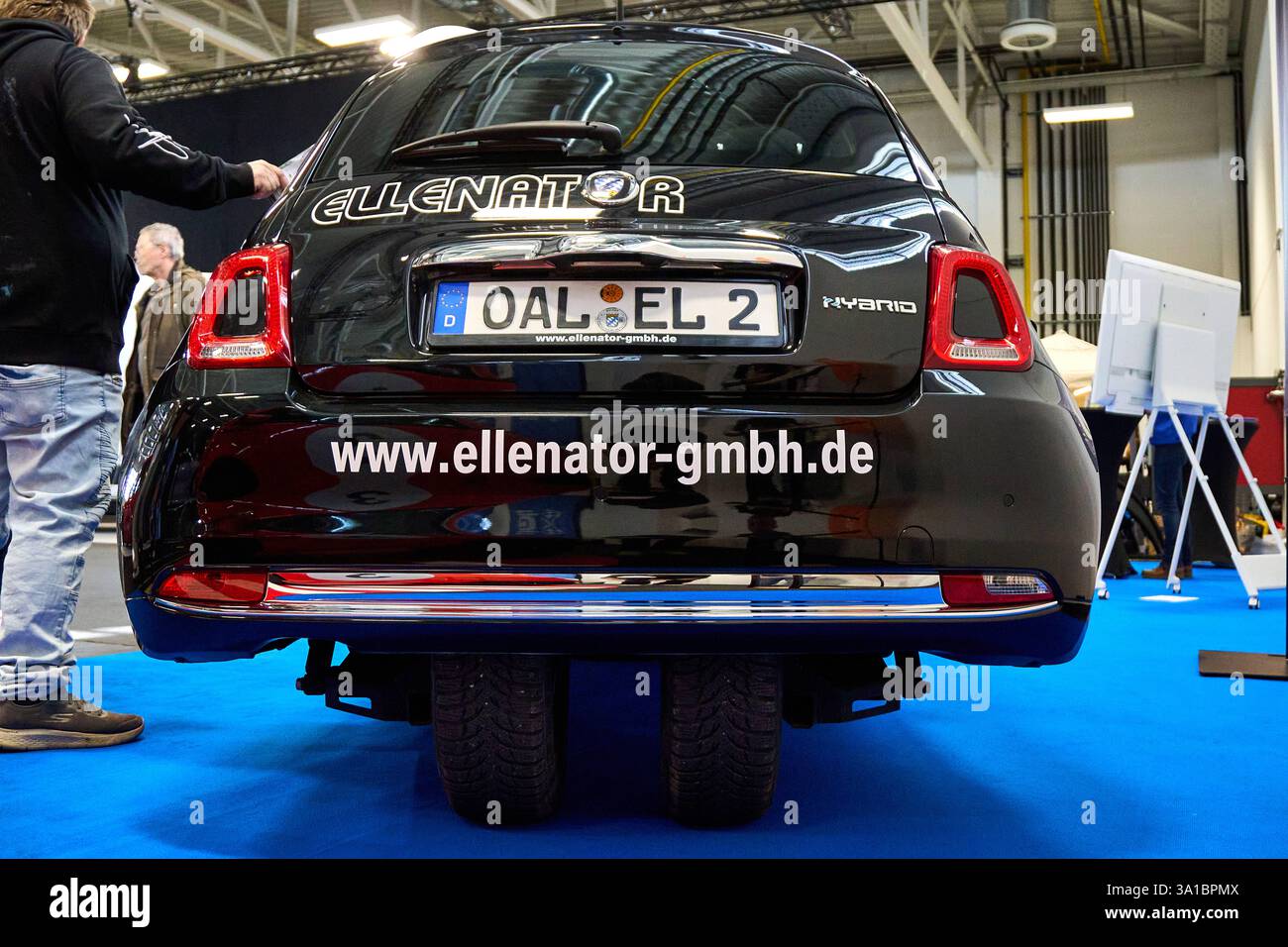 Augusta, Baviera, Germania - 7 marzo 2025: Ellenator Concept impressiona con il suo esclusivo design degli assali e la disposizione intelligente per una guida sicura. La fiera Volt e-Mobility come parte della fiera Afair di Augusta. FIAT 500 1,0 DOLCEVITA IBRIDO ELLENATOR *** Das Ellenator-Konzept überzeugt mit einer einzigartigen Achsenkonstruktion und cleverer Raumaufteilung für sicheres Fahren. Die Volt e-Mobilitätsmesse im Rahmen der Afair-Messe ad Augusta. FIAT 500 1,0 DOLCEVITA HYBRID ELLENATOR Foto Stock