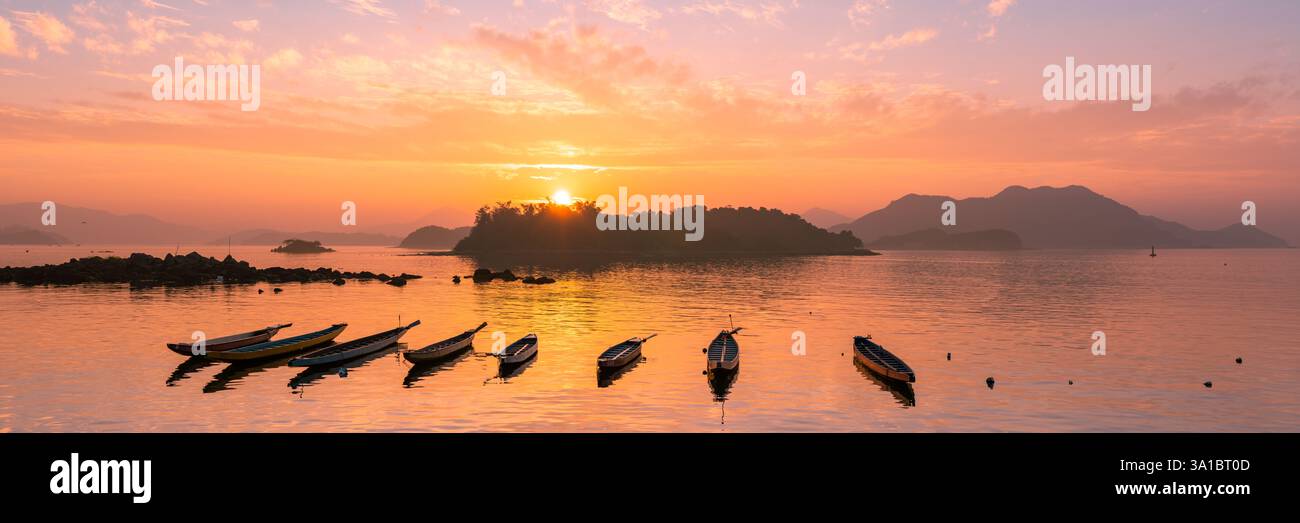 barche dragon galleggianti sull'acqua all'alba Foto Stock