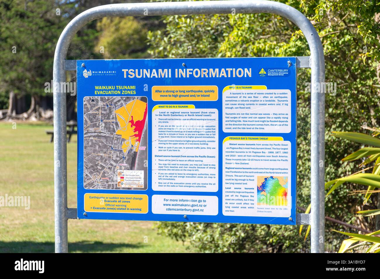 Tabellone informativo sullo tsunami, Park Terrace, Waikuku Beach, Waikuku, Canterbury Region, isola del Sud, nuova Zelanda Foto Stock