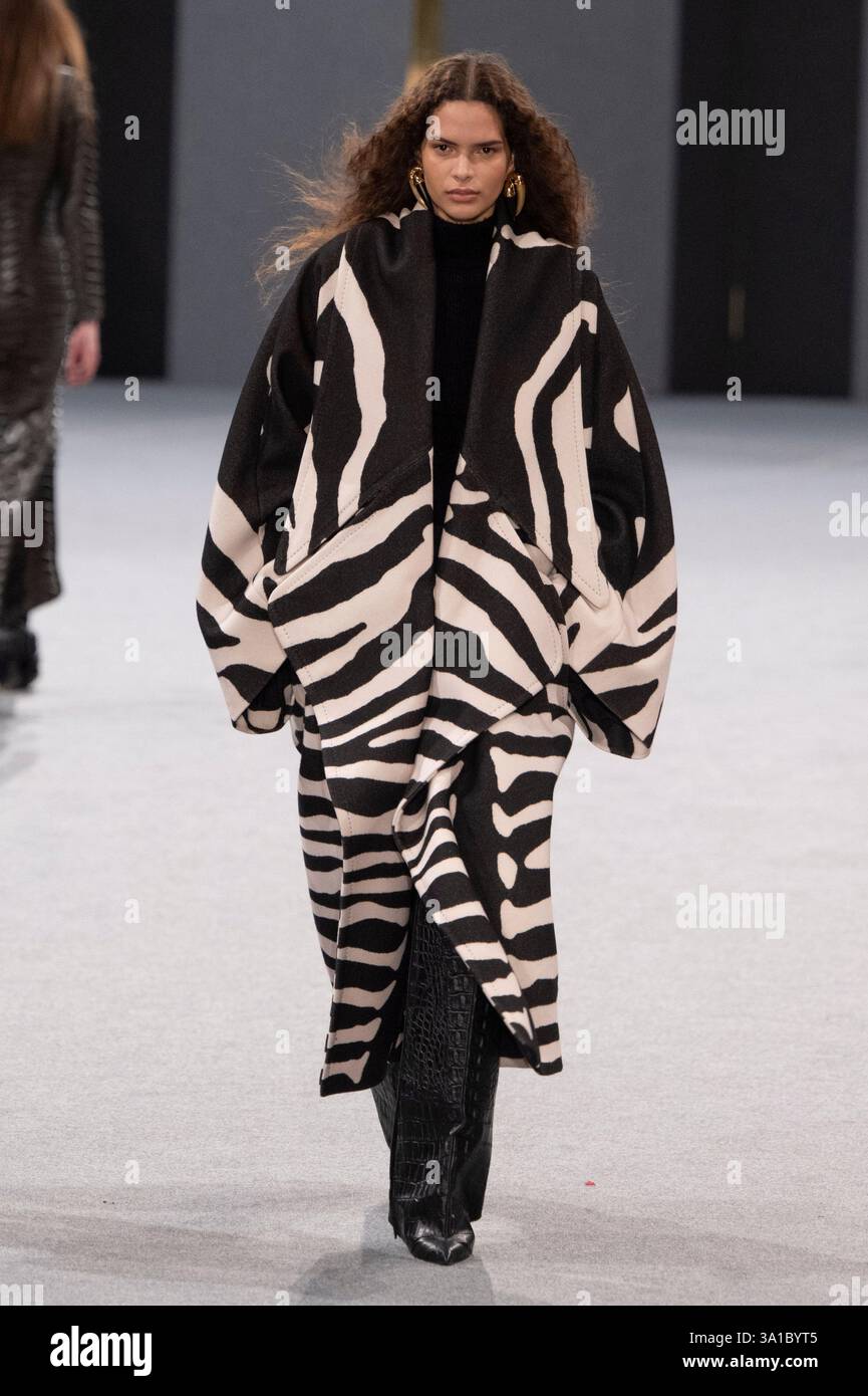 Parigi, Francia. 5 marzo 2025. La modella Angel Galego cammina sulla passerella durante il Balmain Ready to Wear Fashion Show alla Paris Fashion Week Women F/W 2025 a Parigi, Francia, il 5 marzo 2025. (Foto di Jonas Gustavsson/Sipa USA) credito: SIPA USA/Alamy Live News Foto Stock