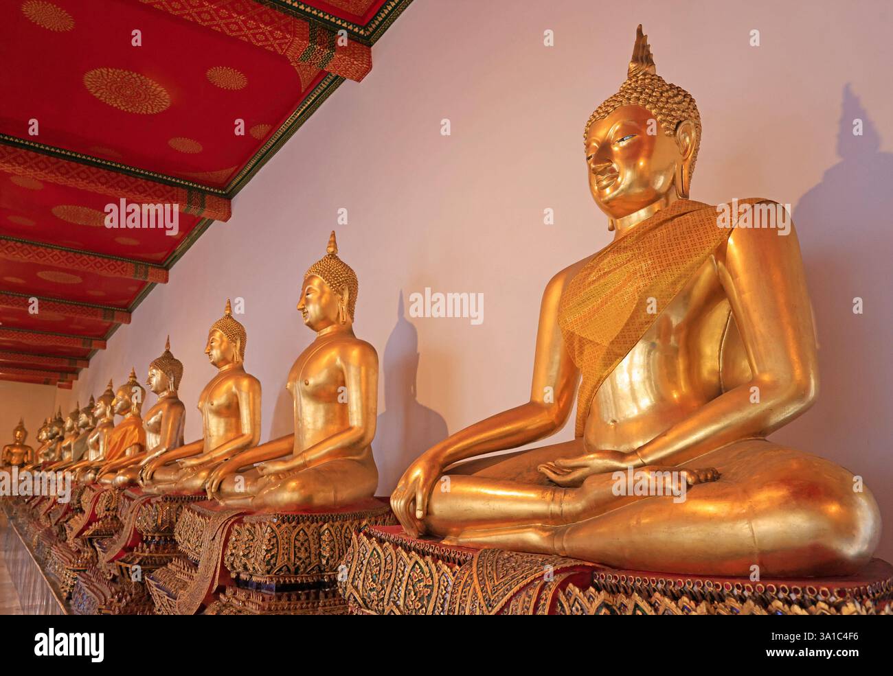 Vista delle statue dorate del Buddha nel tempio del Buddha sdraiato a Wat Pho , Bangkok, Thailandia Foto Stock
