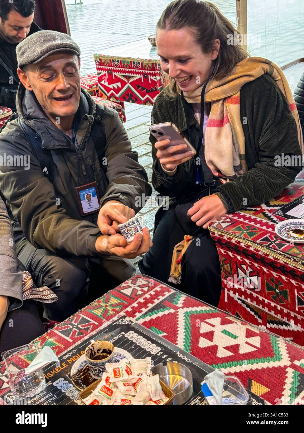 Istanbul, Turchia, Turkiye. Uomo che legge Fortune in caffè turco. Foto Stock