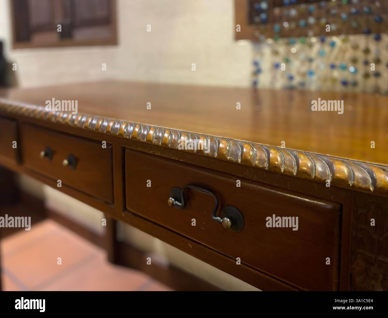 Oggetti decorativi antichi sono popolari per decorare in casa, ristorante o giardino per mostrare e creare bellezza per la casa o il ristorante in Thailandia Foto Stock