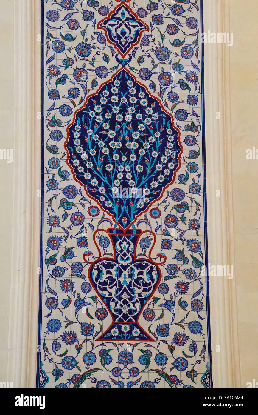 Istanbul, Turchia, Turkiye. Decorazioni in piastrelle blu all'interno della grande Moschea Camlica. Foto Stock