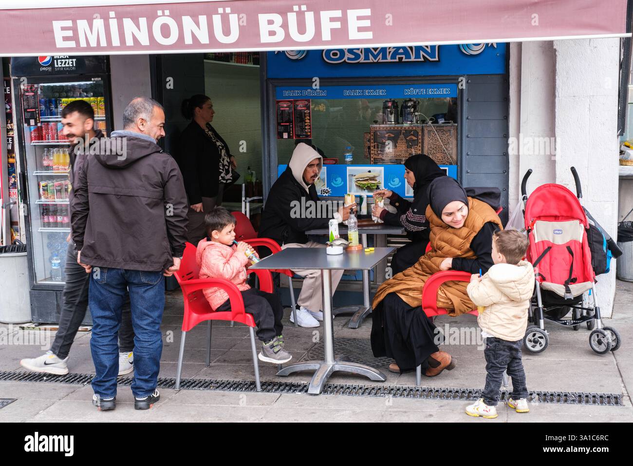 Istanbul, Turchia, Turkiye. Clienti di uno snack Shop, Eminonu. Foto Stock