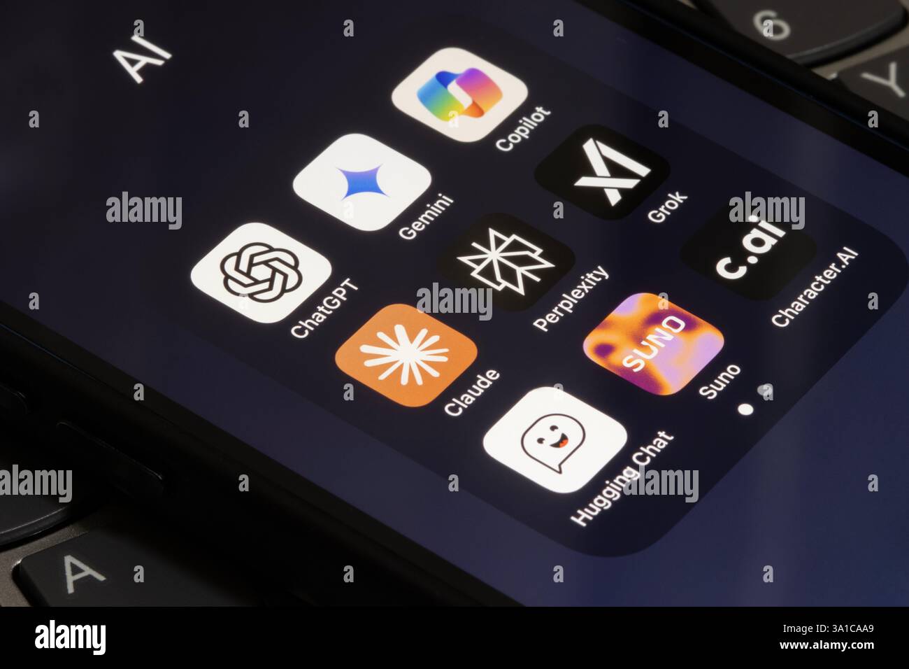 App di intelligenza artificiale assortite sono visualizzate su un iPhone - ChatGPT, Google Gemini, Microsoft Copilot, Claude, Perplexity, grok, Hugging Chat, Suno e character ai. Foto Stock