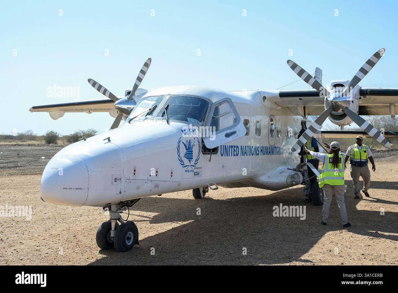 SUDAN DEL SUD, Stato dell'alto Nilo, città di Renk, pista di atterraggio con aereo del servizio aereo umanitario delle Nazioni Unite UNHAS delle Nazioni Unite e WFP / SÜDSUDAN, Stadt Renk, Flughafen, UNHAS Flugzeug des WFP programma alimentare Mondiale der ONU Foto Stock