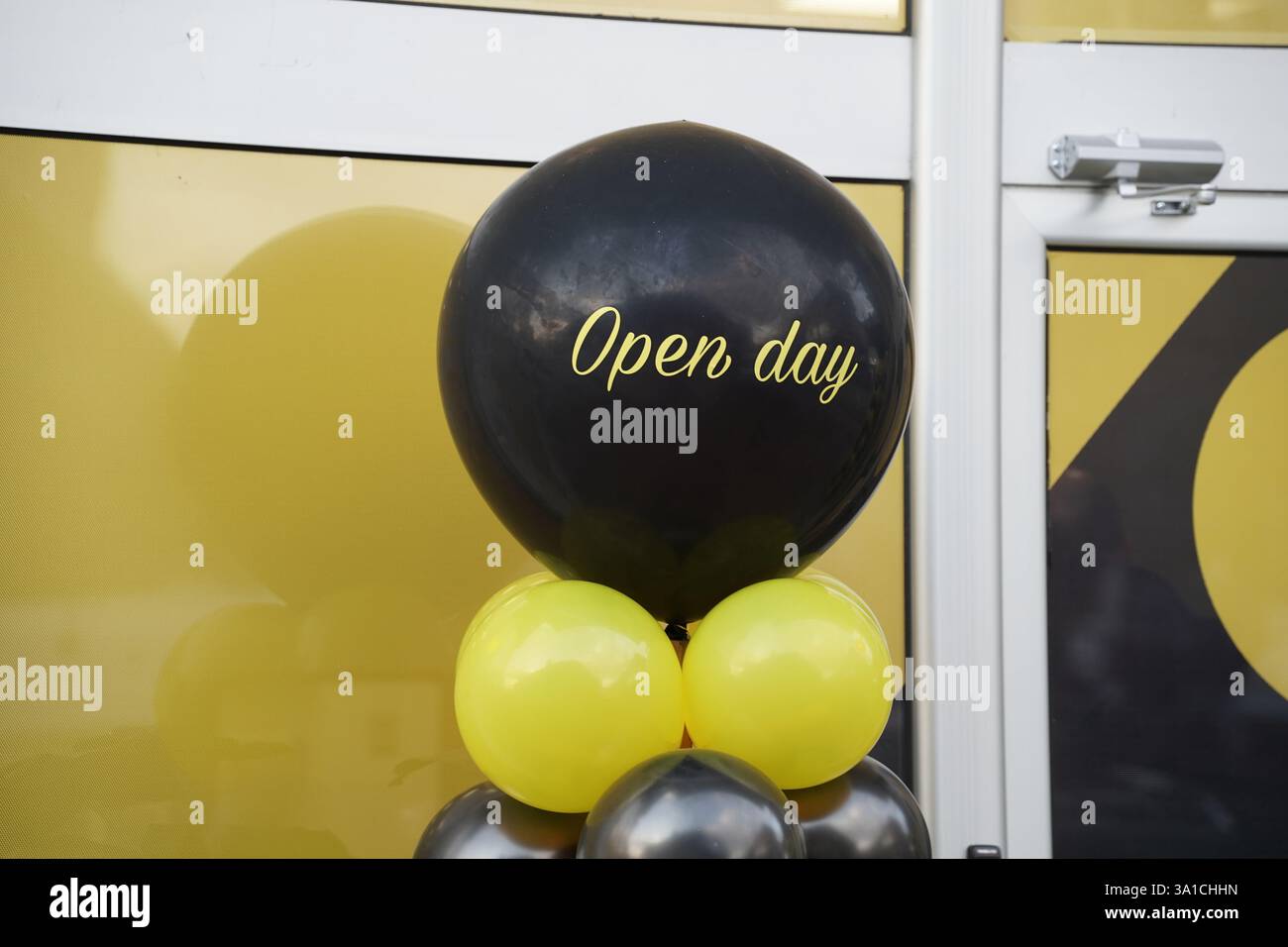 Invito all'Open Day – lettere gialle audaci su pallone nero Foto Stock