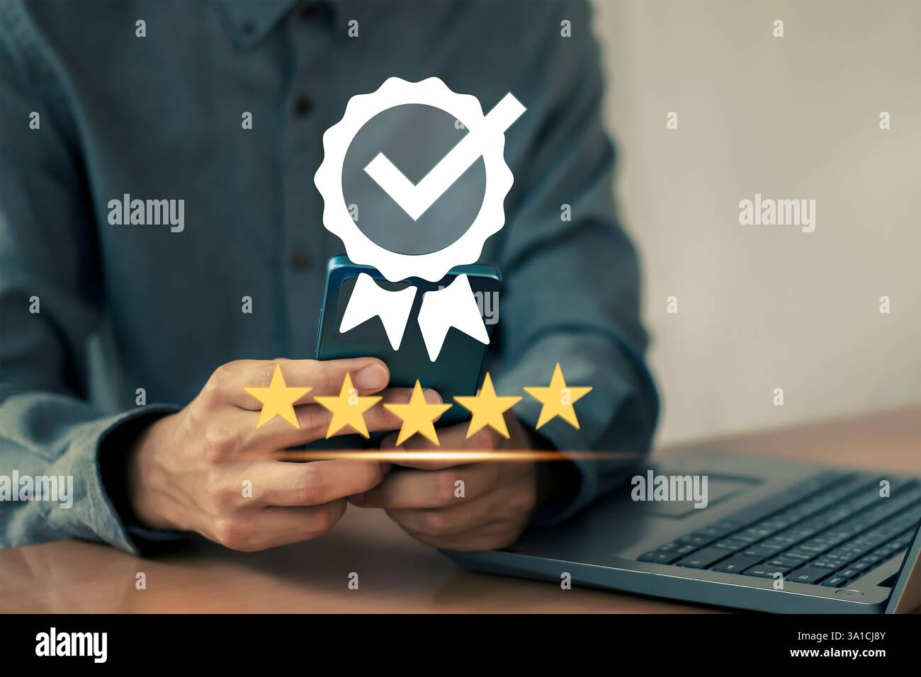 Uomo d'affari che detiene e mostra la garanzia di qualità del prodotto e il concetto di servizio ISO Foto Stock