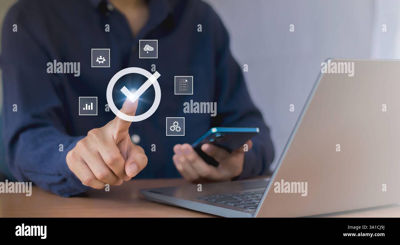 Uomo d'affari che detiene e mostra la garanzia di qualità del prodotto e il concetto di servizio ISO Foto Stock