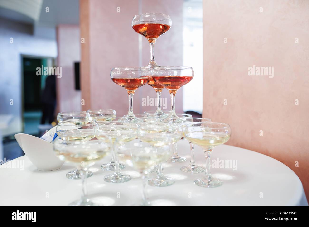 bicchieri da vino al tavolo servito per il banchetto Foto Stock
