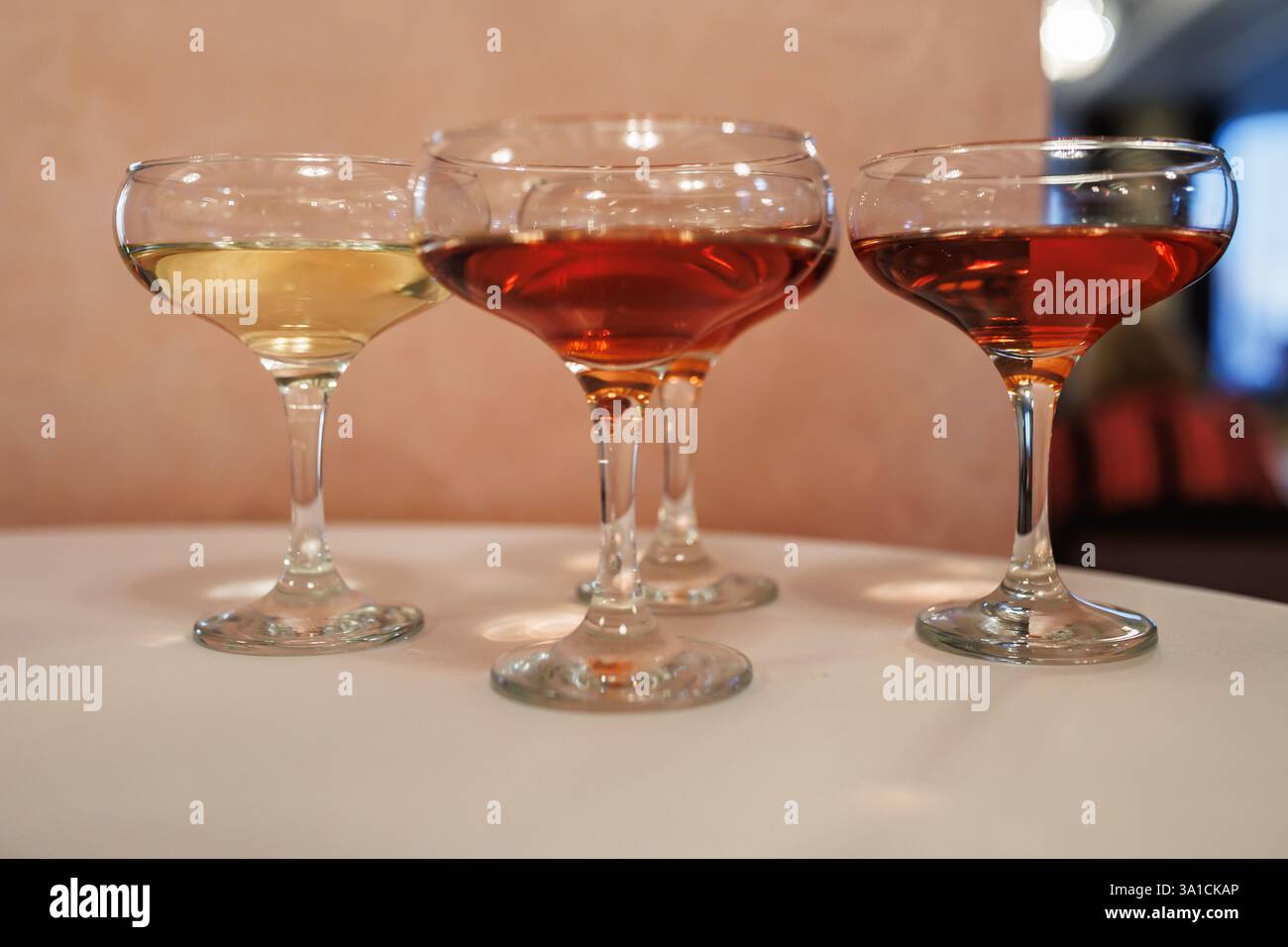bicchieri da vino al tavolo servito per il banchetto Foto Stock