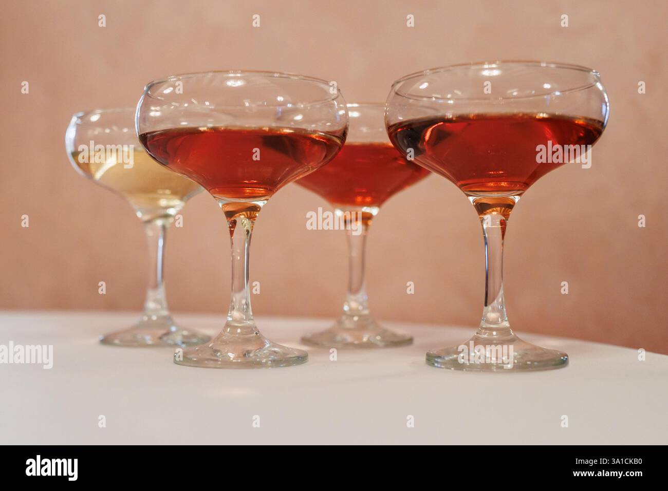 bicchieri da vino al tavolo servito per il banchetto Foto Stock