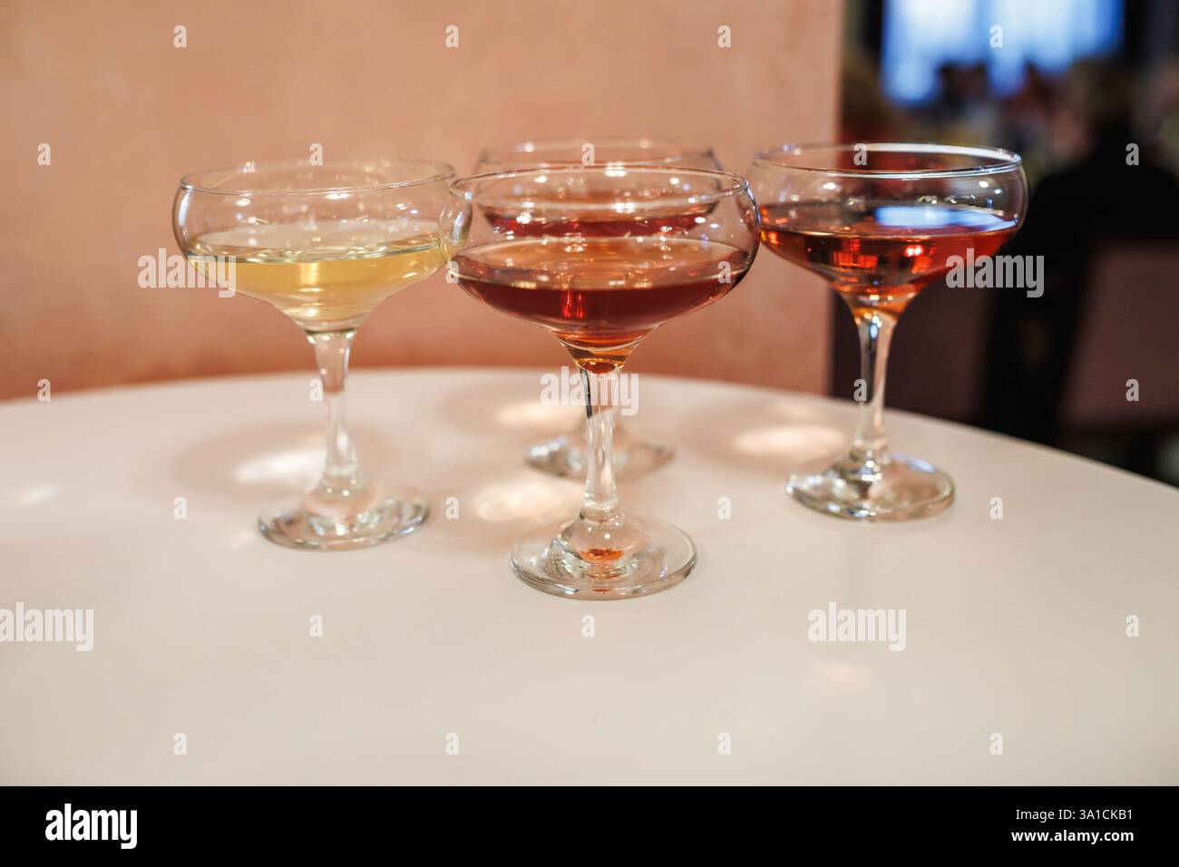 bicchieri da vino al tavolo servito per il banchetto Foto Stock