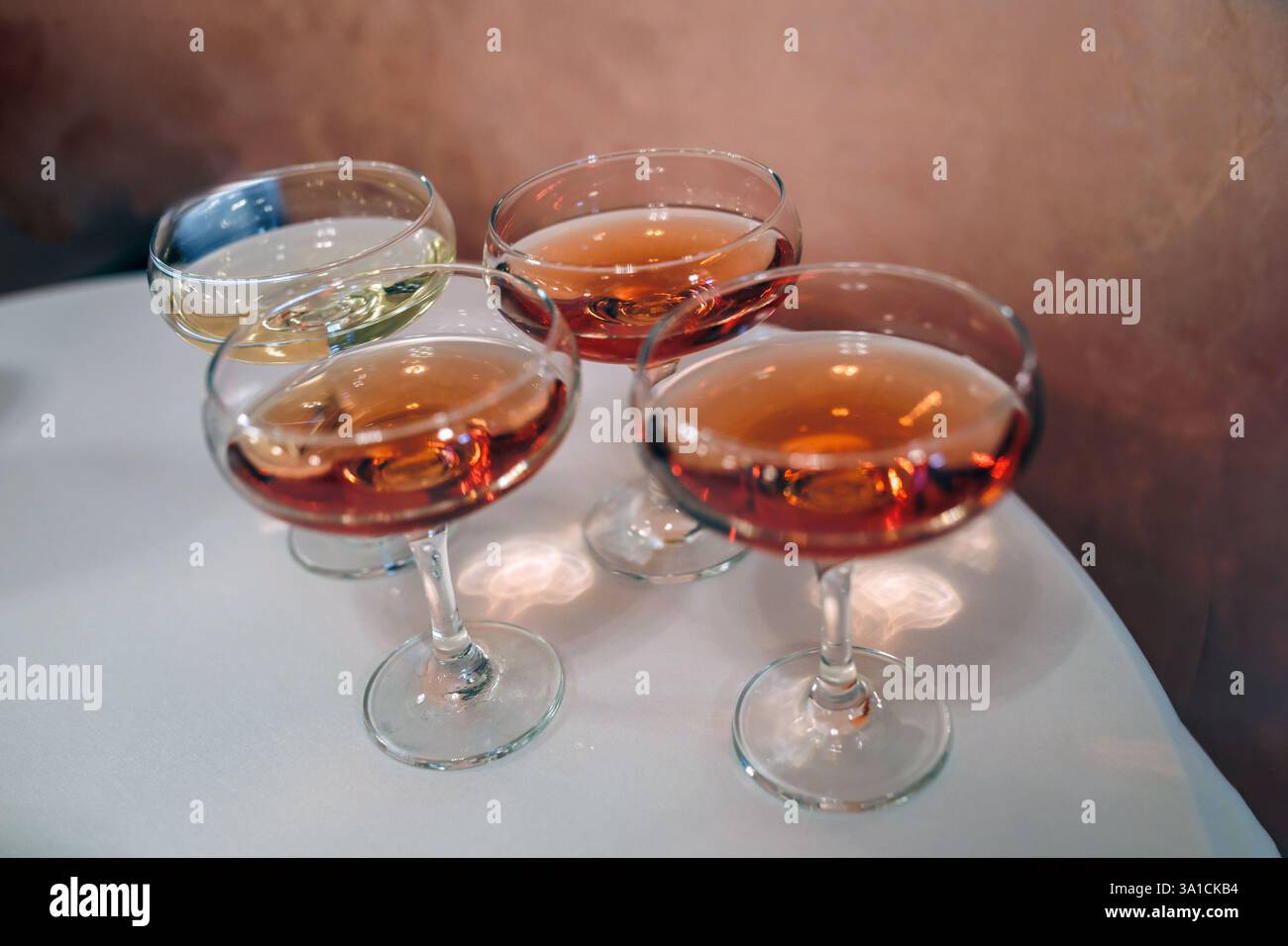 bicchieri da vino al tavolo servito per il banchetto Foto Stock