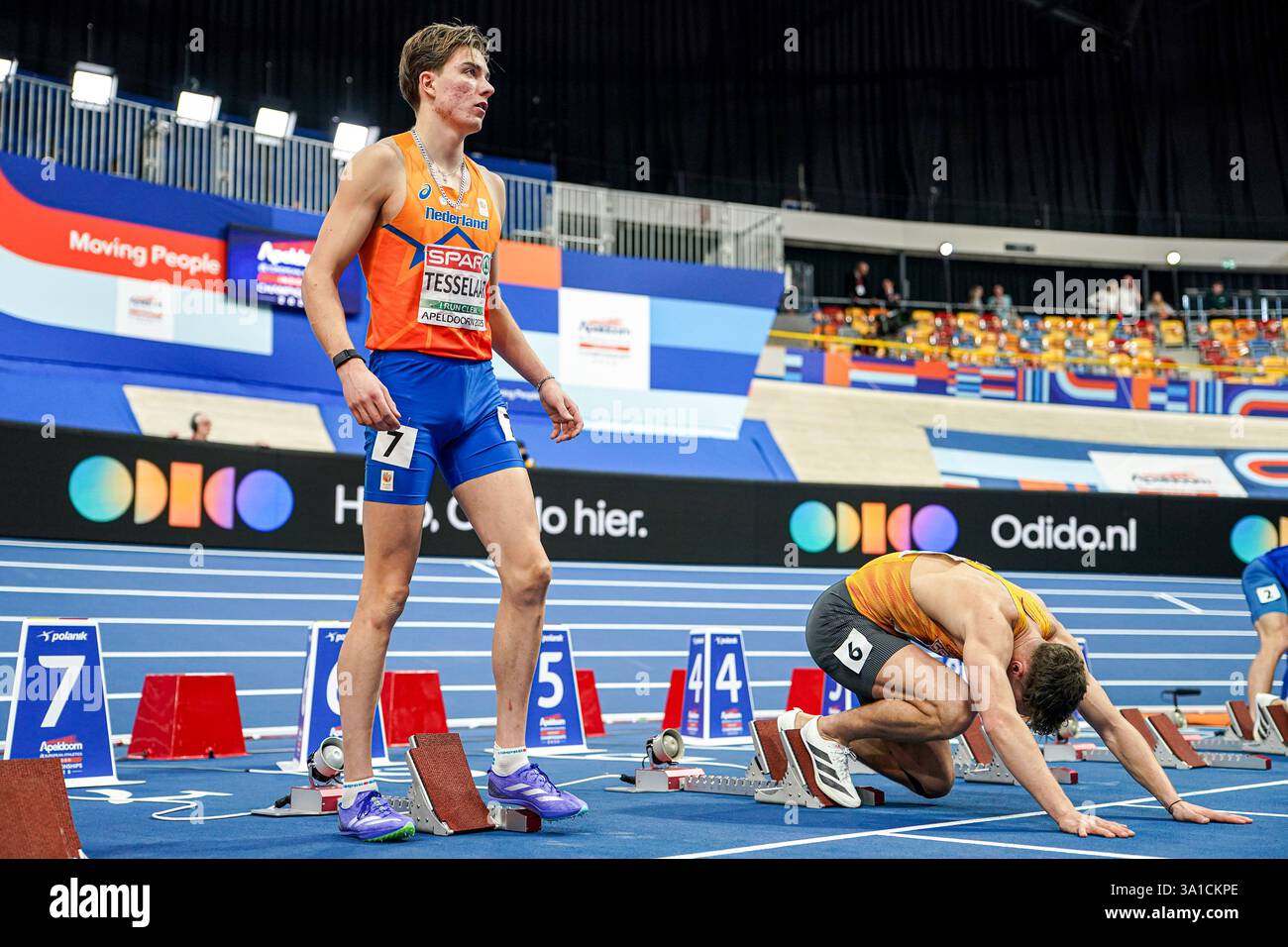 Apeldoorn, Paesi Bassi. 8 marzo 2025. APELDOORN, PAESI Bassi - 8 MARZO: Jeff Tesselaar dei Paesi Bassi si prepara prima di gareggiare nei 60 m ostacoli Heptathlon Men durante il terzo giorno dei Campionati europei di atletica leggera indoor a Omnisport Apeldoorn l'8 marzo 2025 ad Apeldoorn, Paesi Bassi. (Foto di Joris Verwijst/Agenzia BSR) credito: Agenzia BSR/Alamy Live News Foto Stock