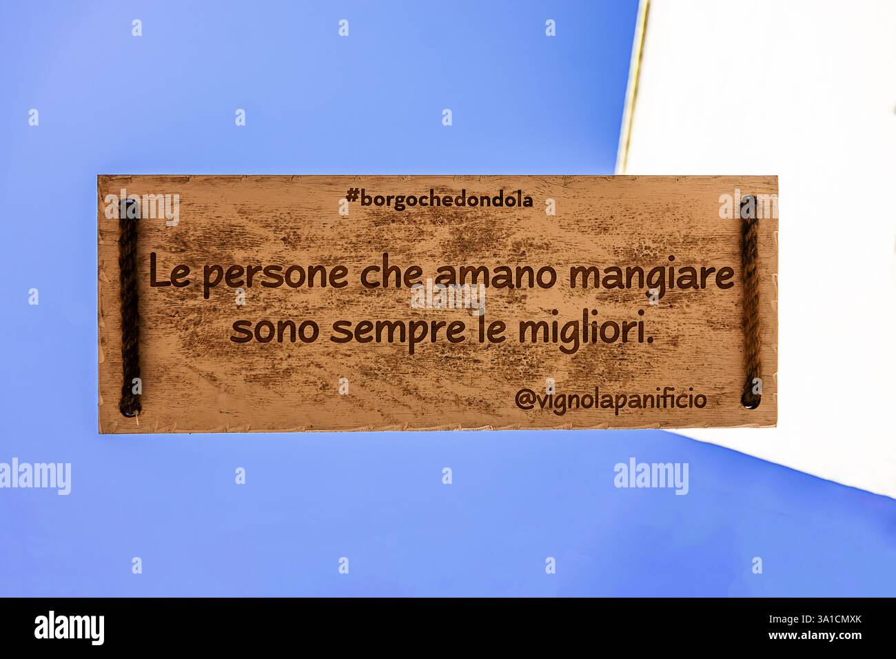un messaggio su una tavola di legno celebra le persone che amano mangiare Foto Stock