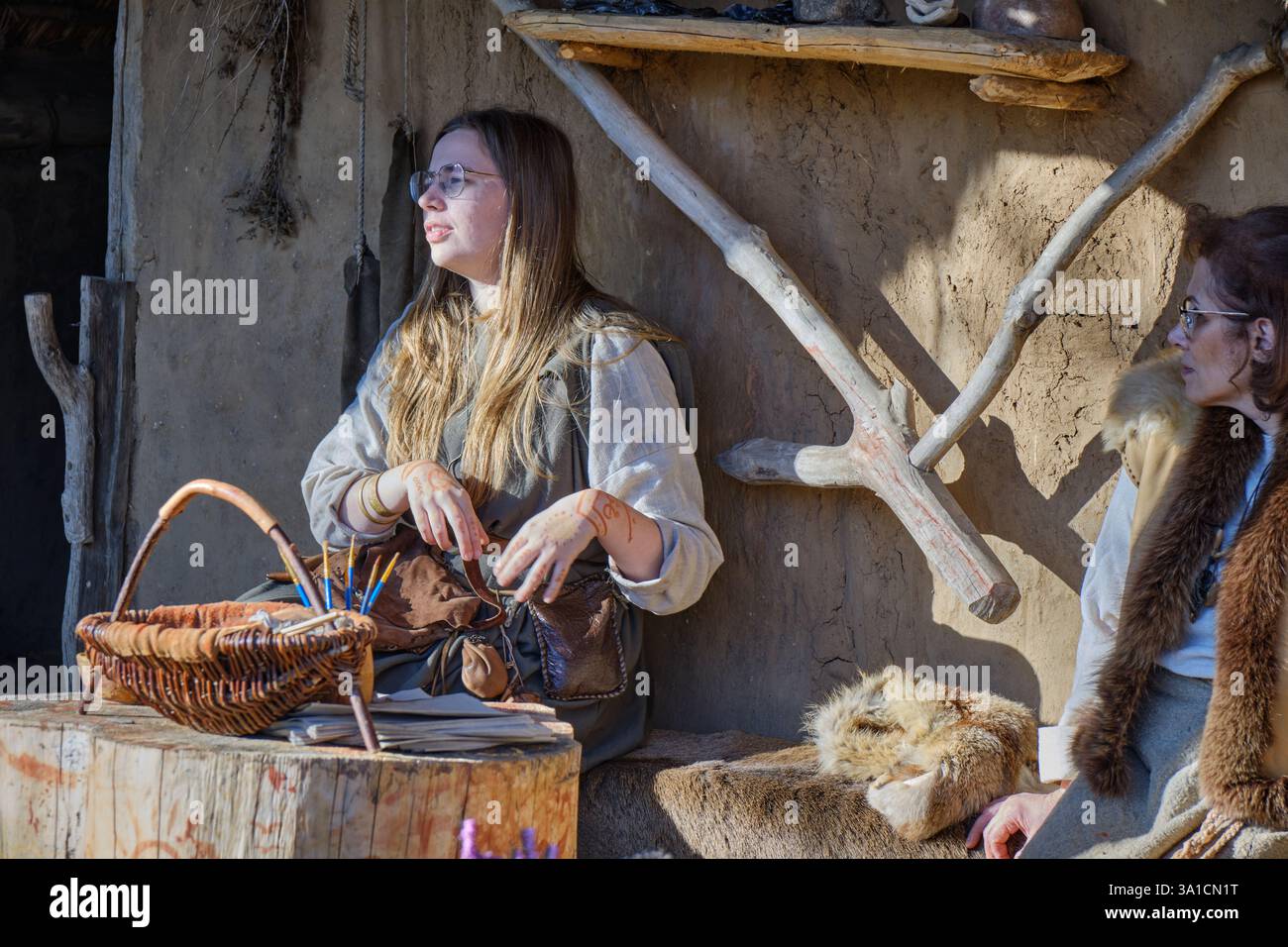 2 marzo 2025 - Borger, Paesi Bassi: Una donna in abiti storici dell'età del ferro mostra antichi mestieri presso il museo all'aperto Hunebedcentrum. Foto Stock