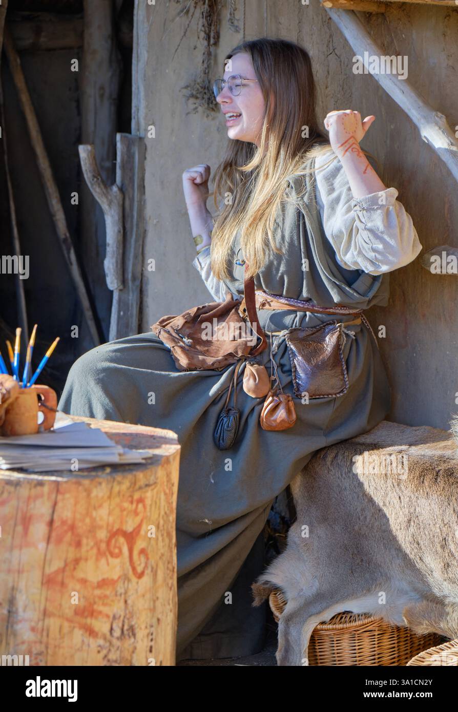 2 marzo 2025 - Borger, Paesi Bassi: Una donna in abiti storici dell'età del ferro mostra antichi mestieri presso il museo all'aperto Hunebedcentrum. Foto Stock
