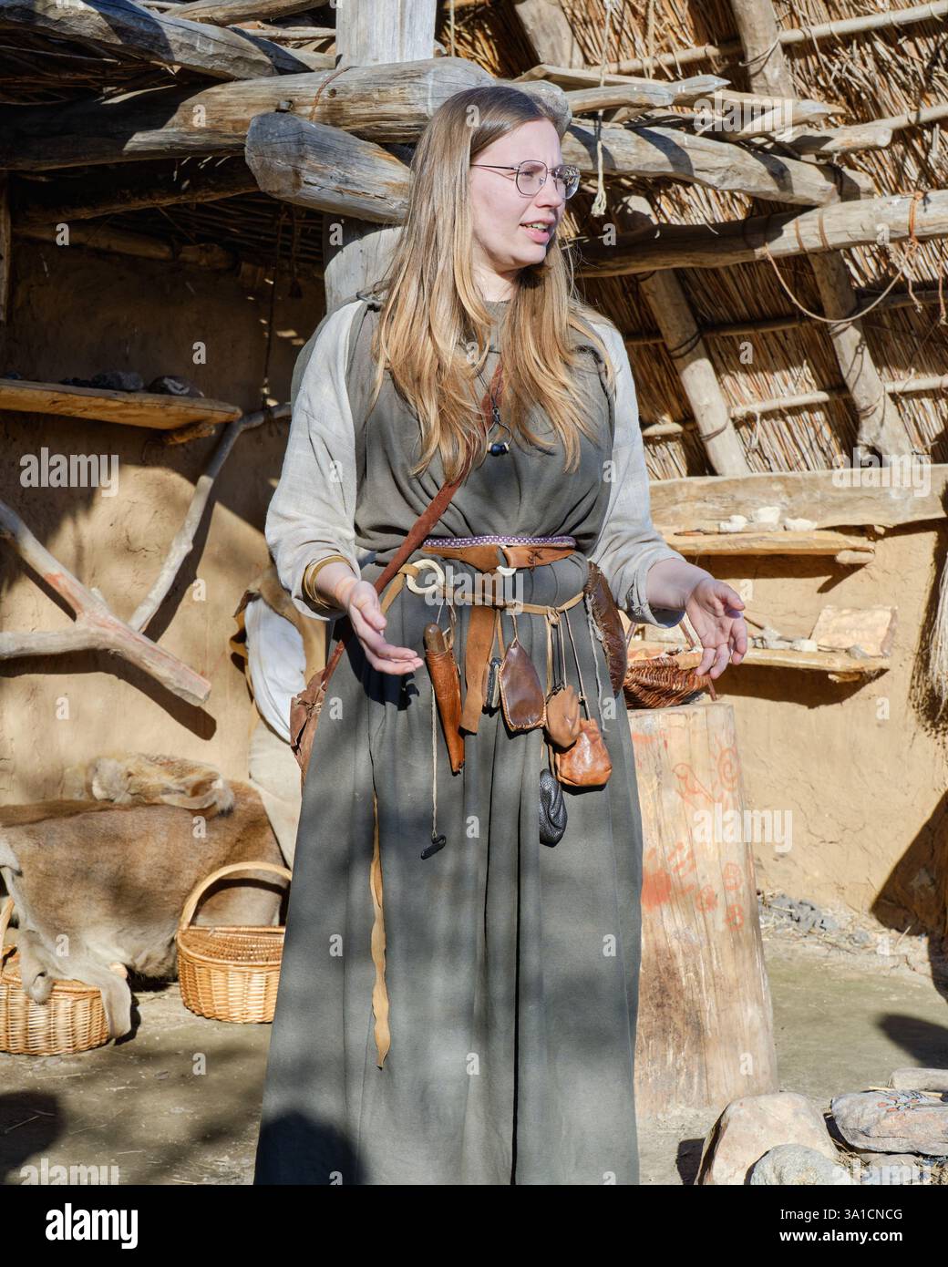 2 marzo 2025 - Borger, Paesi Bassi: Una donna in abiti storici dell'età del ferro mostra antichi mestieri presso il museo all'aperto Hunebedcentrum. Foto Stock