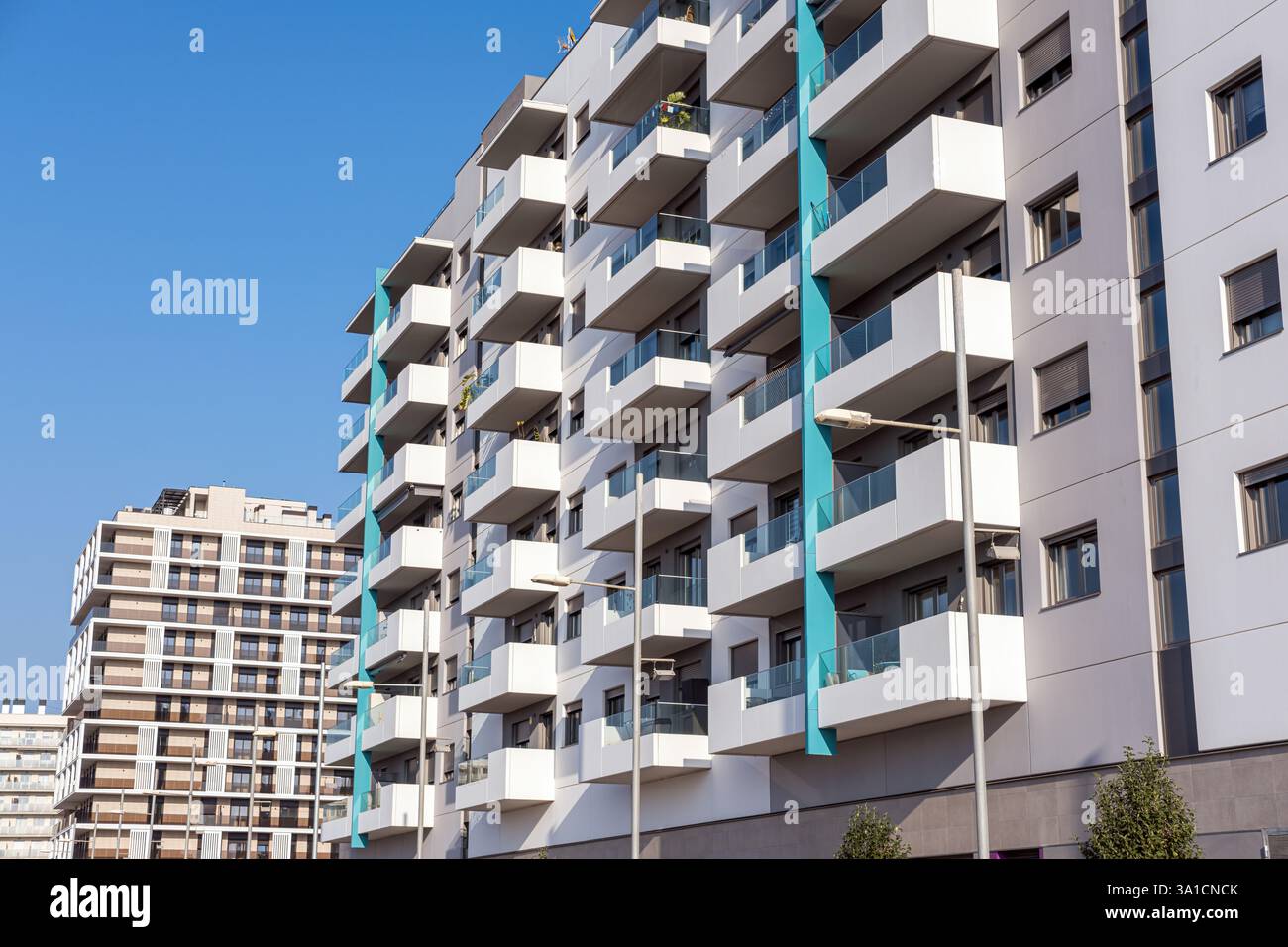 La facciata di alcuni moderni edifici di appartamenti hirise visti a Badalona, Spagna Foto Stock