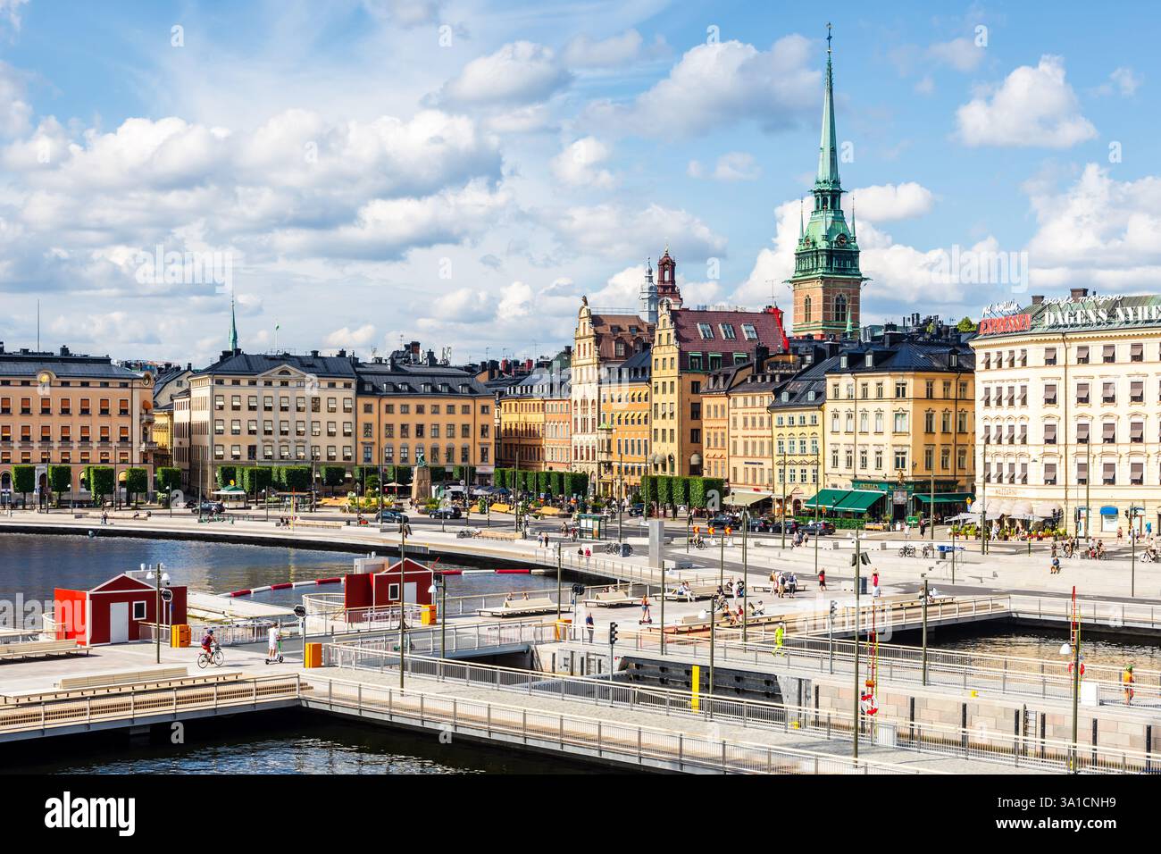 Vista di Vattentorget, una piazza di Stoccolma, Svezia, costruita intorno alla Victoria Lock a Slussen, con Gamla Stan, la città vecchia, sullo sfondo Foto Stock