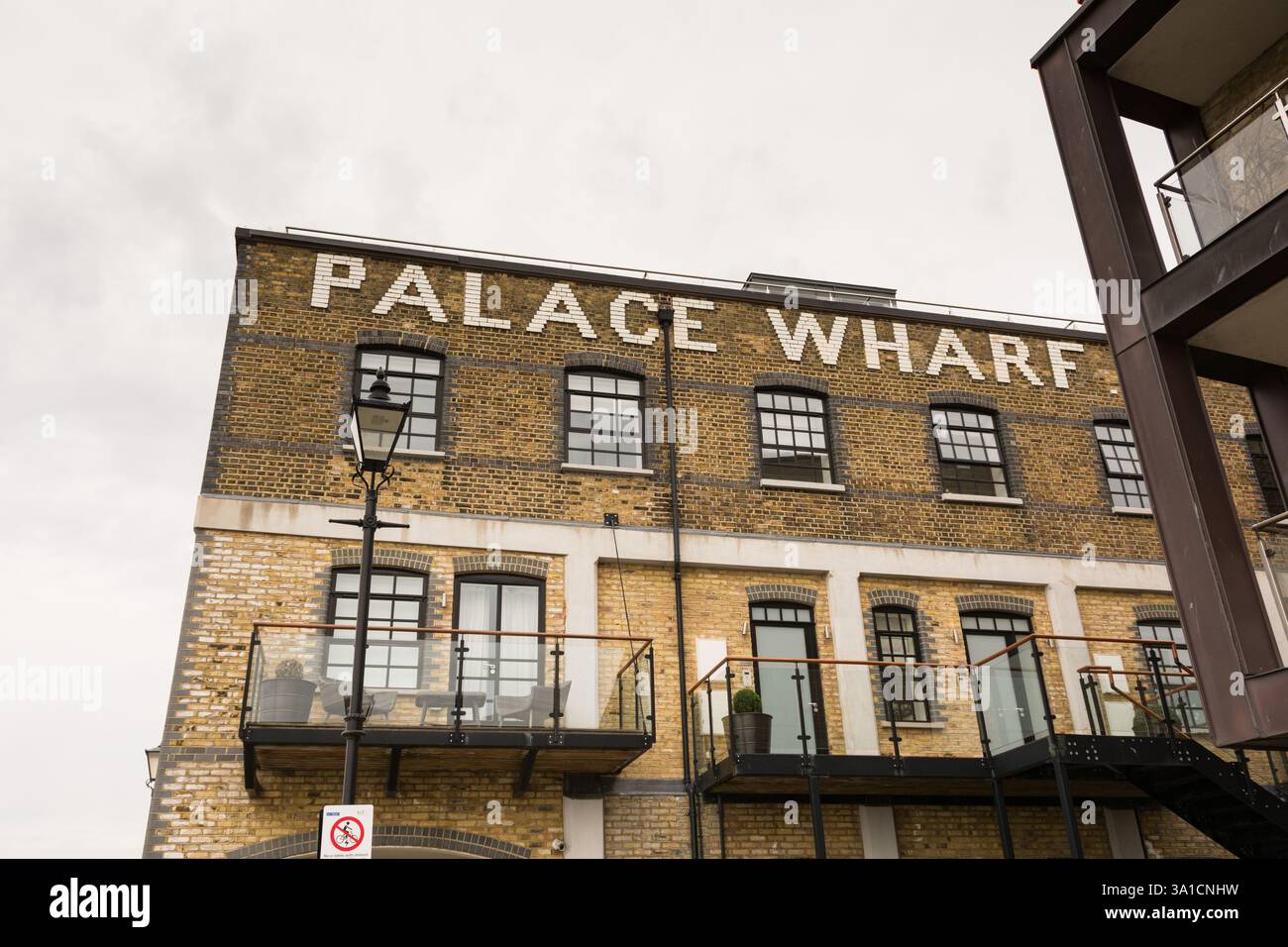 Palace Wharf Apartments and Townhouse, Rainville Road, Fulham, Londra, W6, Inghilterra, Regno Unito Foto Stock