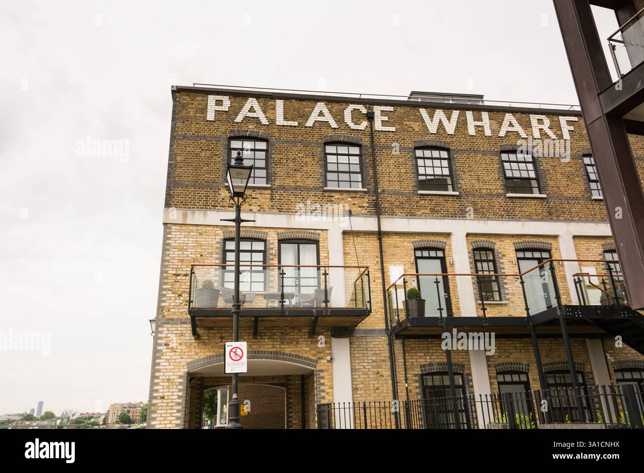 Palace Wharf Apartments and Townhouse, Rainville Road, Fulham, Londra, W6, Inghilterra, Regno Unito Foto Stock