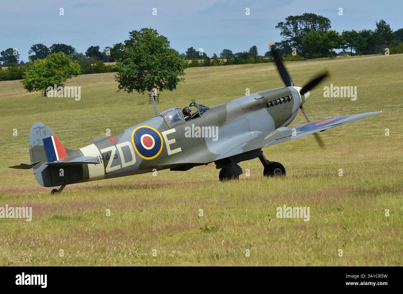 supermarine World War II spitfire aereo da caccia un rotolamento attraverso il prato per decollare, heveningham, suffolk, inghilterra Foto Stock
