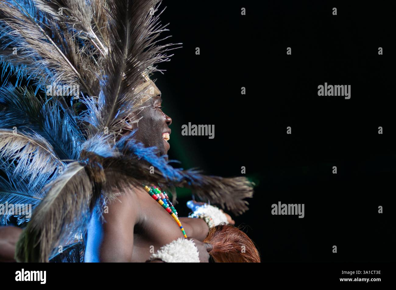 Esecutore che rappresenta la cultura tradizionale del Kenya al Festival internazionale del folklore Portugalete e dei Paesi Baschi nel 2024 Foto Stock