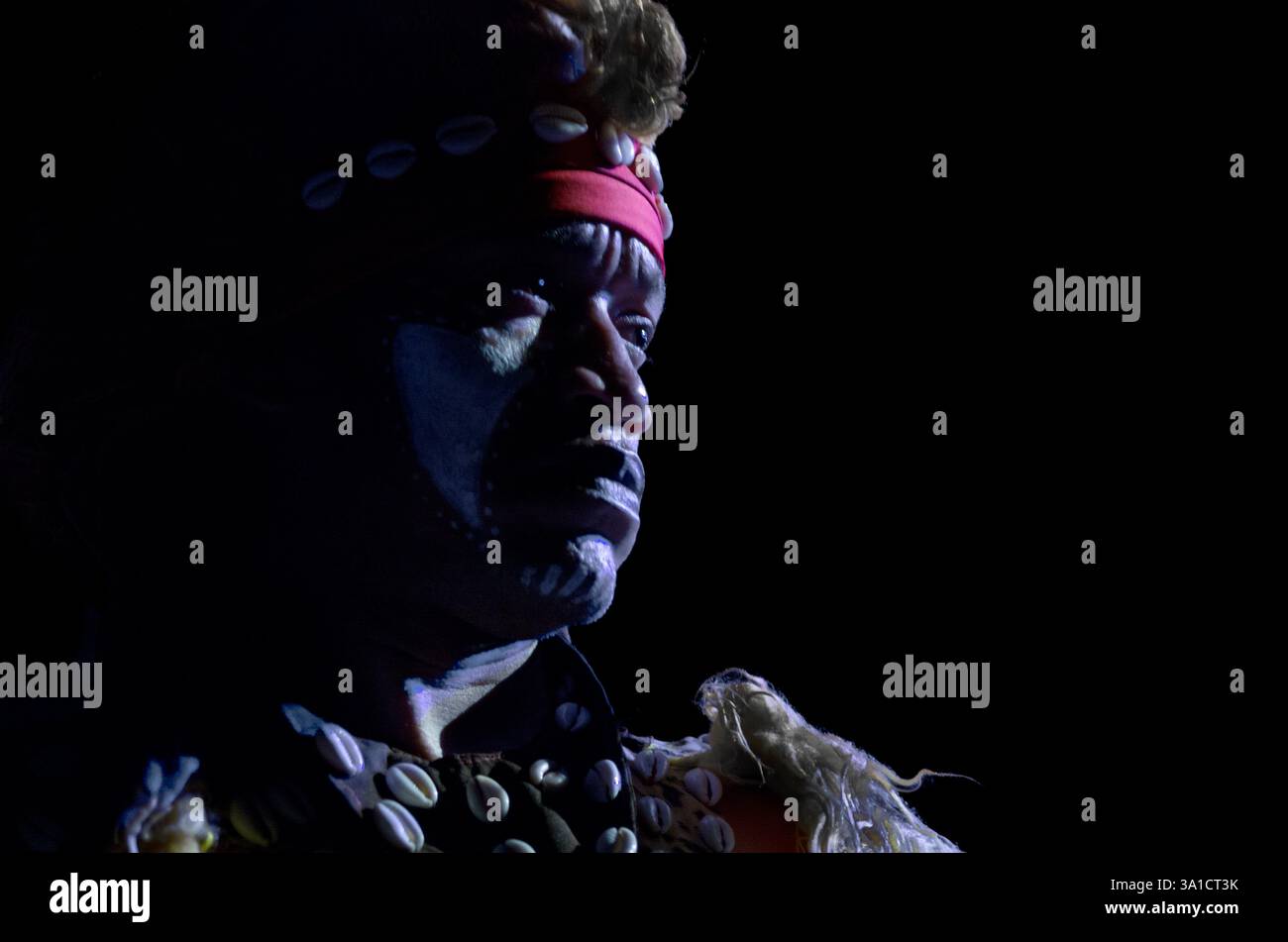 Esecutore che rappresenta la cultura tradizionale brasiliana al Festival internazionale del folklore Portugalete e dei Paesi Baschi nel 2024 Foto Stock