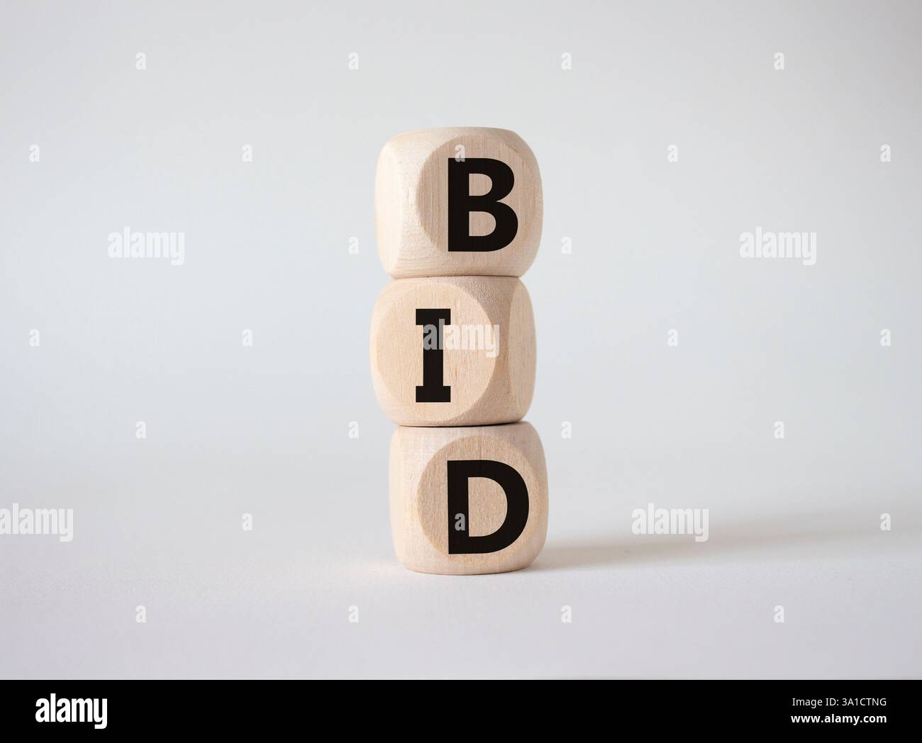 Simbolo DI OFFERTA. Parola concettuale BID su blocchi di legno. Splendido sfondo bianco. Business e OFFERTA. Copia spazio Foto Stock