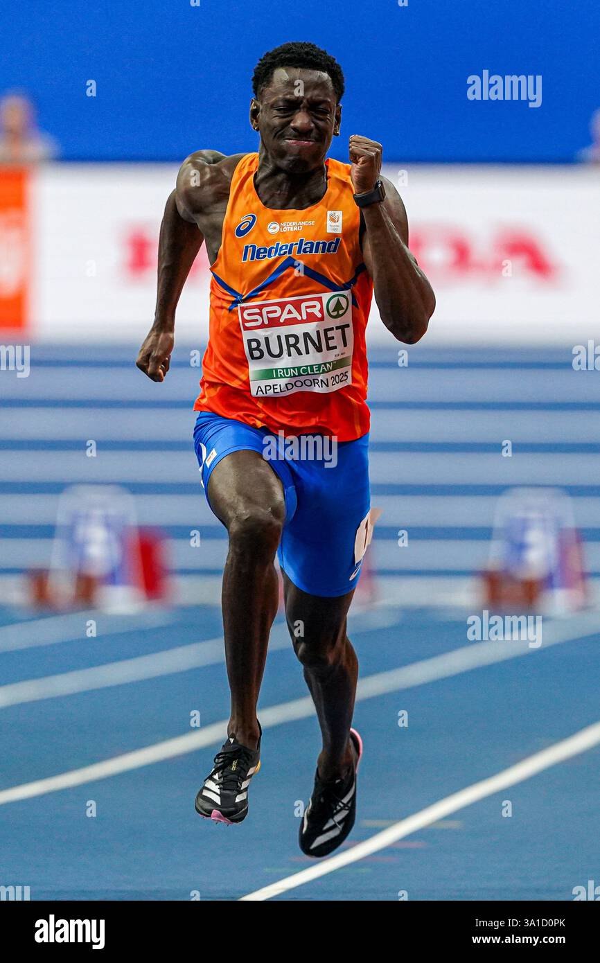 Apeldoorn, Paesi Bassi. 8 marzo 2025. APELDOORN, PAESI Bassi - 8 MARZO: Taymir Burnet dei Paesi Bassi gareggia nei 60 m maschili durante la terza giornata dei Campionati europei di atletica leggera indoor a Omnisport Apeldoorn l'8 marzo 2025 ad Apeldoorn, Paesi Bassi. (Foto di Joris Verwijst/Agenzia BSR) credito: Agenzia BSR/Alamy Live News Foto Stock