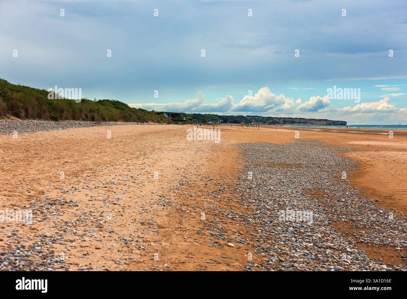 Omaha Beach, Normandia, Francia. La testa di ponte asciutta a bassa velocità guardando verso il settore cani e il settore Charlie a ovest. Foto Stock