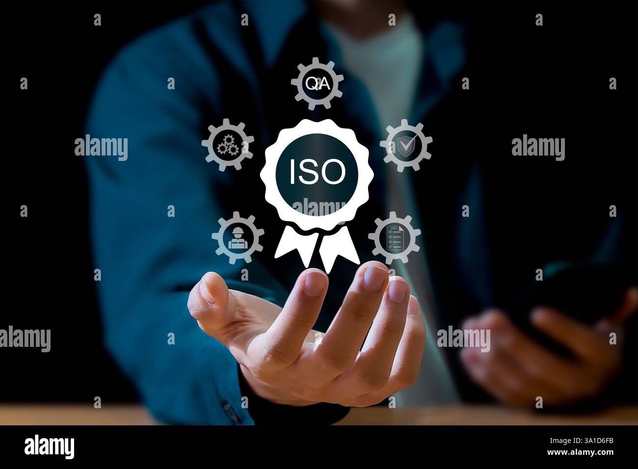 Simbolo ISO uomo d'affari che mostra il controllo della qualità sullo schermo virtuale Foto Stock