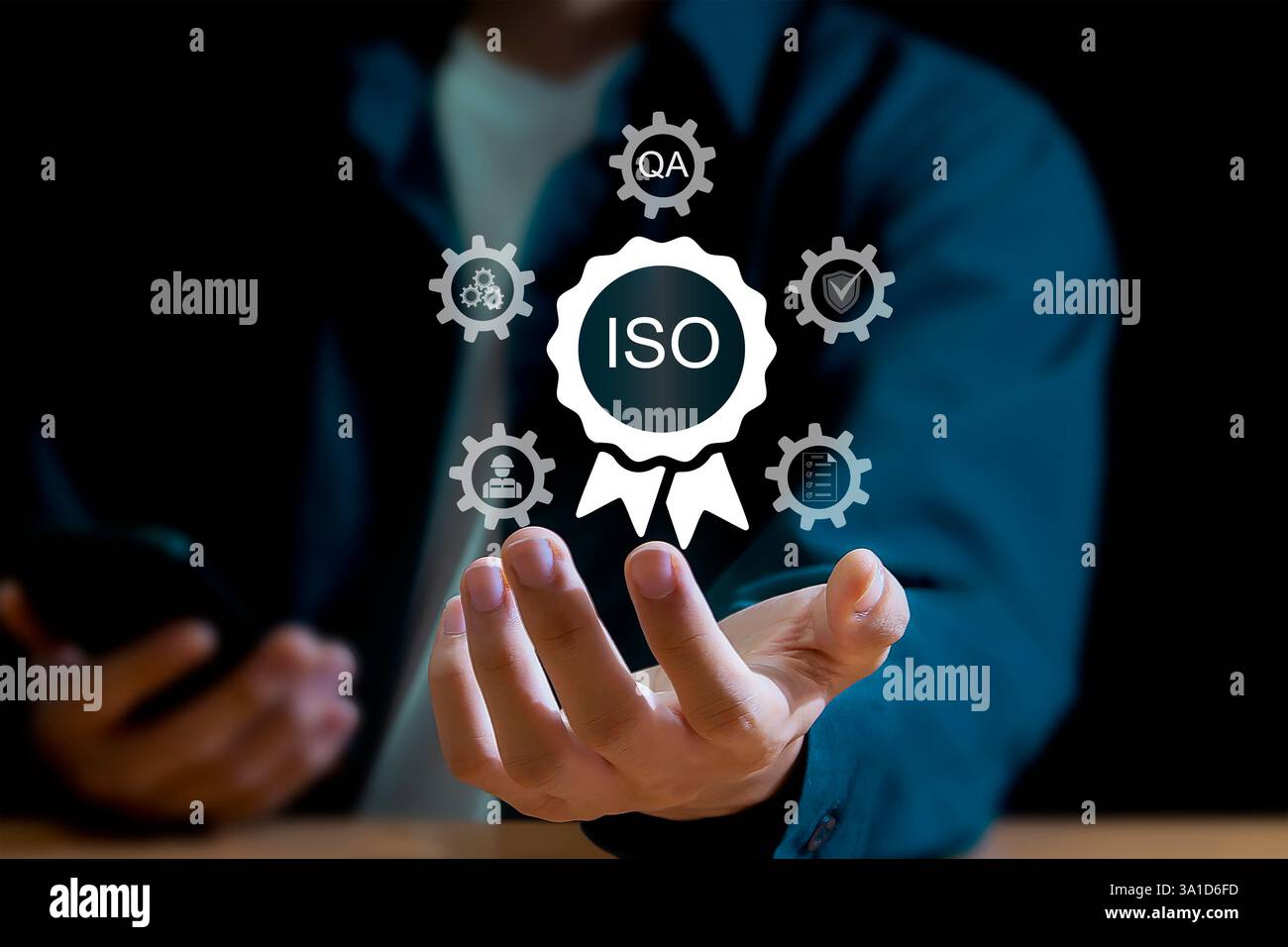 Simbolo ISO uomo d'affari che mostra il controllo della qualità sullo schermo virtuale Foto Stock