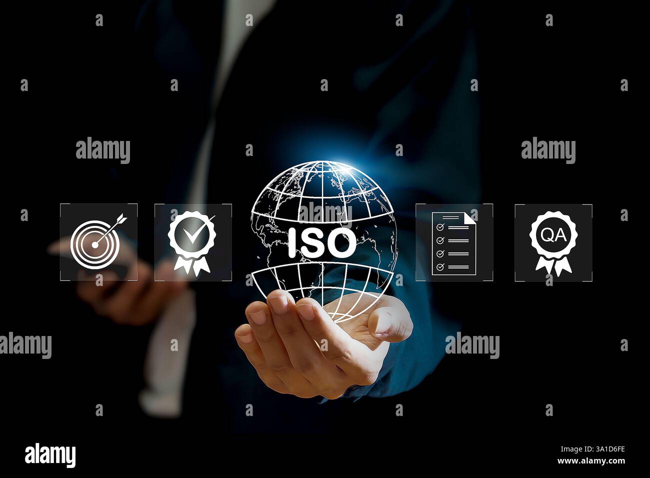 Simbolo ISO uomo d'affari che mostra il controllo della qualità sullo schermo virtuale Foto Stock