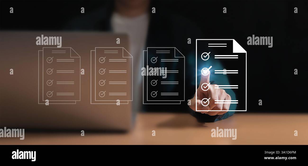 Concetto di controllo elettronico di elementi e documenti intelligenti su uno schermo virtuale. L'uomo d'affari controlla i documenti elettronici comunicazione senza bordi tec Foto Stock