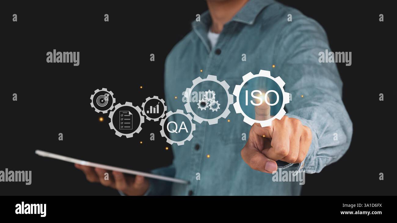 Simbolo ISO uomo d'affari che mostra il controllo della qualità sullo schermo virtuale Foto Stock