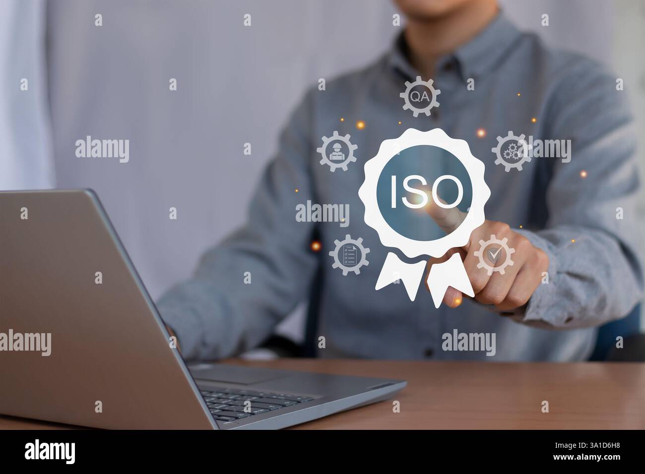 Simbolo ISO uomo d'affari che mostra il controllo della qualità sullo schermo virtuale Foto Stock