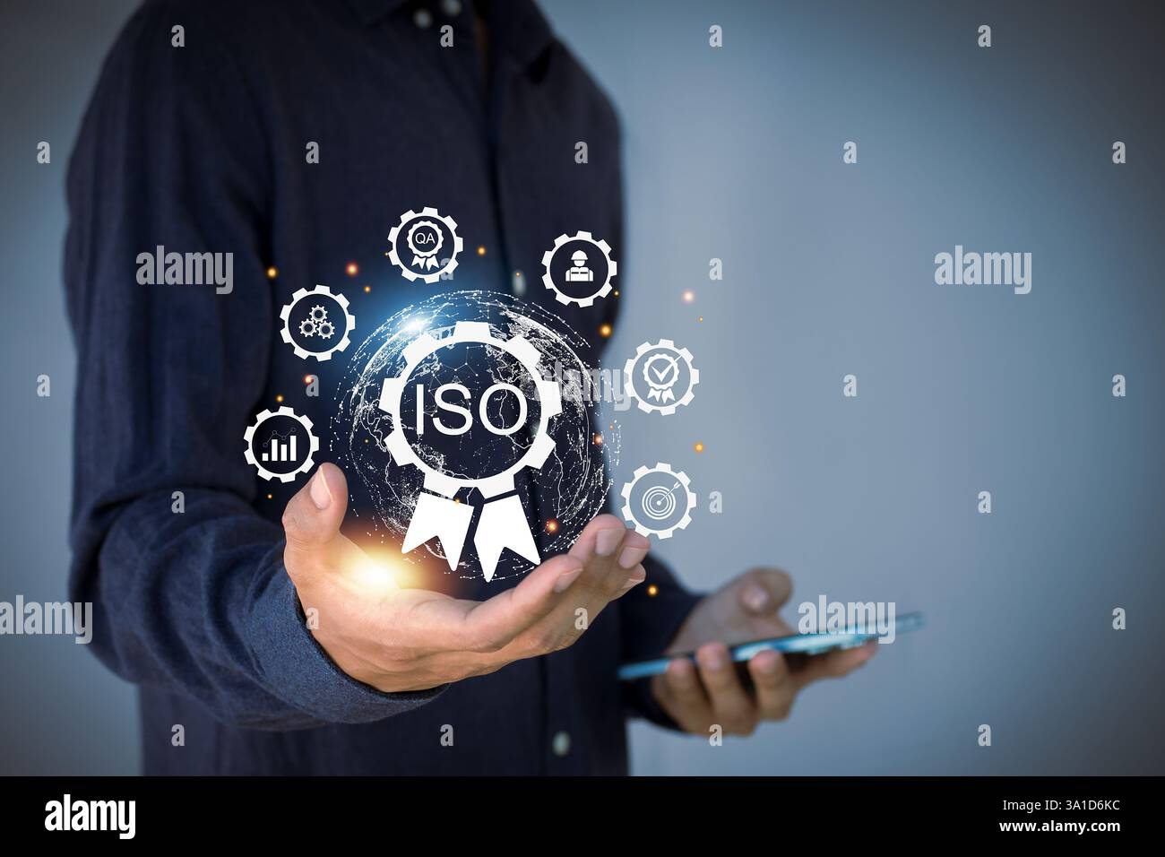 Simbolo ISO uomo d'affari che mostra il controllo della qualità sullo schermo virtuale Foto Stock