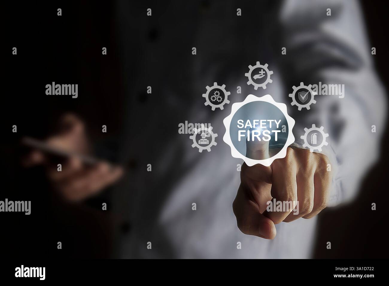 Concetto di sicurezza sul lavoro e standard di lavoro mettere la sicurezza al primo posto sui criteri di sicurezza sullo schermo virtuale Foto Stock