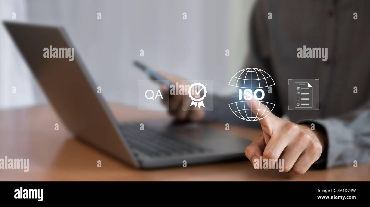 Simbolo ISO uomo d'affari che mostra il controllo della qualità sullo schermo virtuale Foto Stock