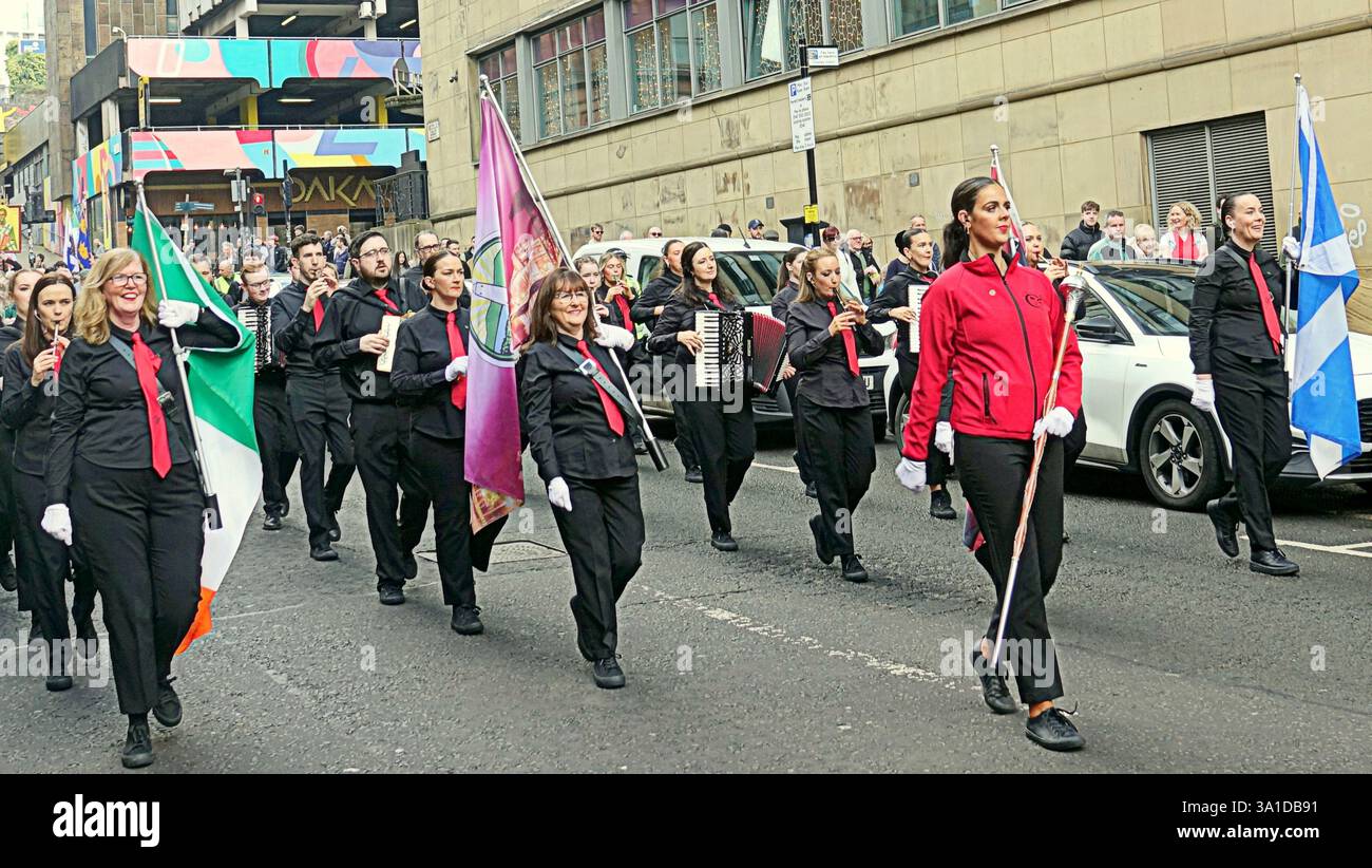 Glasgow, Scozia, Regno Unito. 8 marzo 2025. La parata inaugurale del giorno di san patrizio ha visto il prevosto Jacqueline McLaren accogliere le grandi folle nel centro della città marciare verso la città mercantile. Credit Gerard Ferry/Alamy Live News Foto Stock