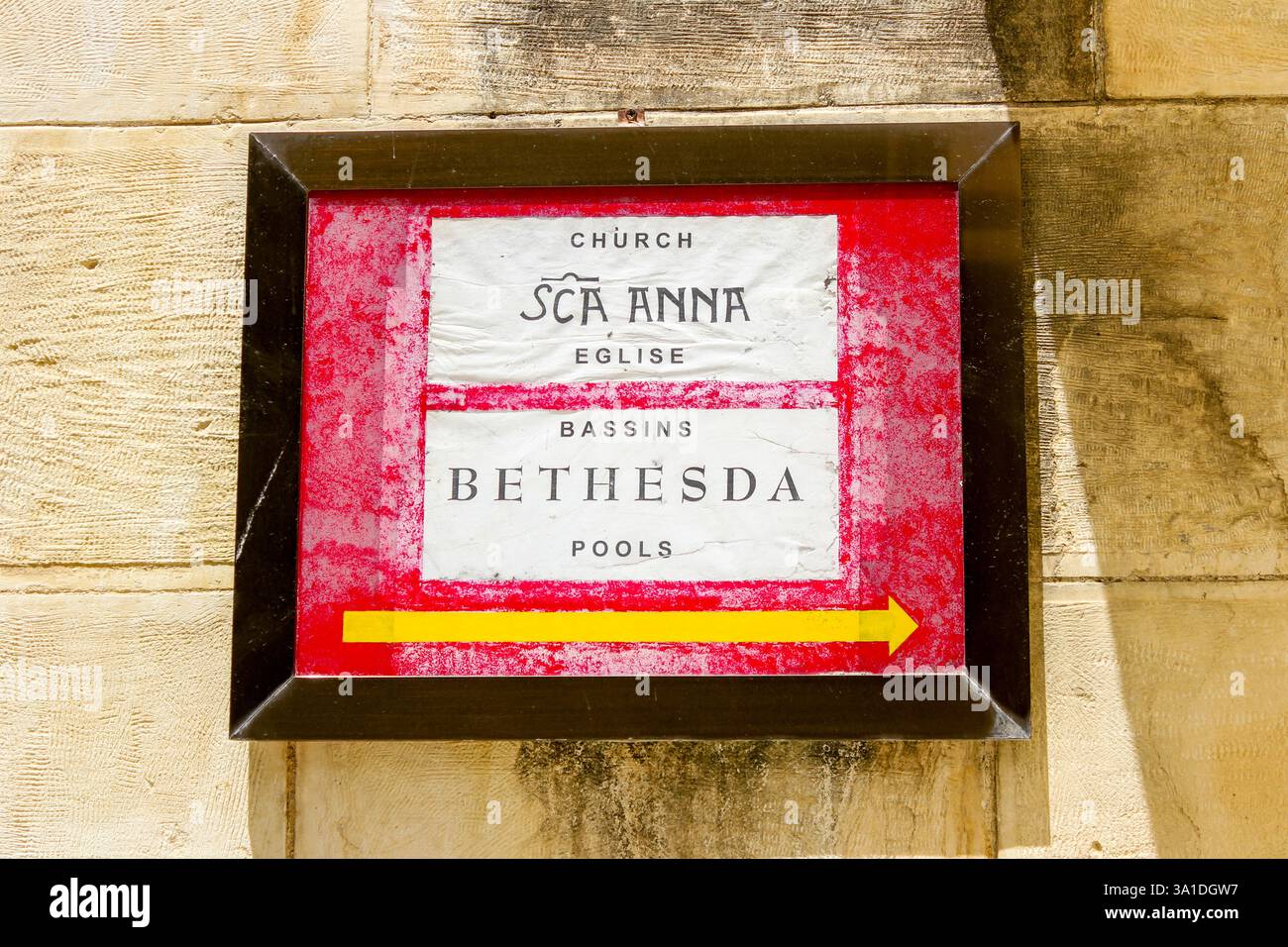Un segno bilingue indirizza i visitatori alla chiesa di Sant'Anna e alle piscine di Bethesda a Gerusalemme, Israele. Foto Stock