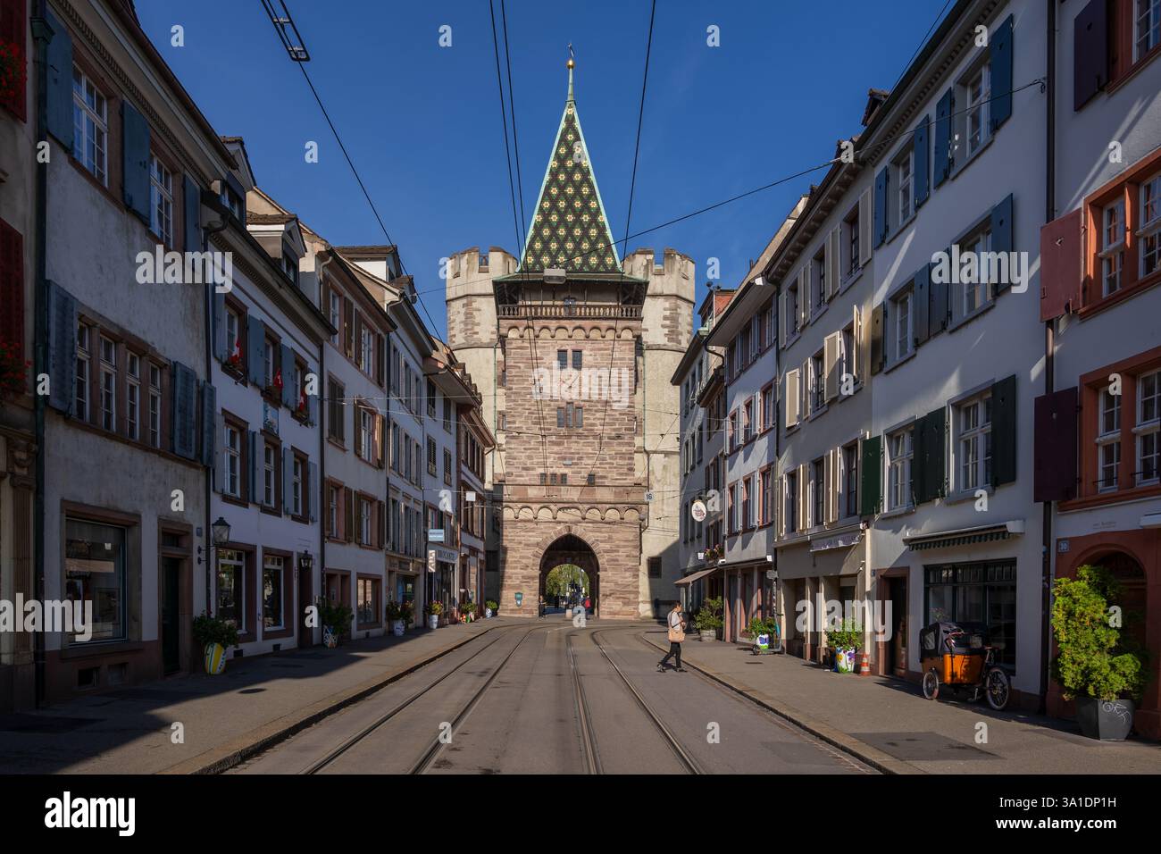 Spalentor - porta di Spalen nella città di Basilea, Svizzera. Punto di riferimento risalente al 1400, vista da Spalenvorstadt Street nella città vecchia. Foto Stock