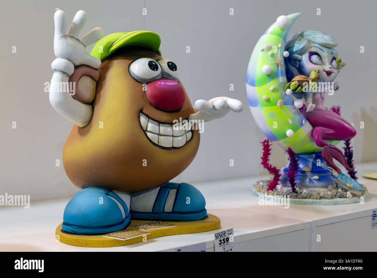 Valencia, Spagna - 24 febbraio 2025: Ninots Fallas Valencia. Un display mostra vivaci statuine 3D ispirate ai cartoni animati. Foto Stock