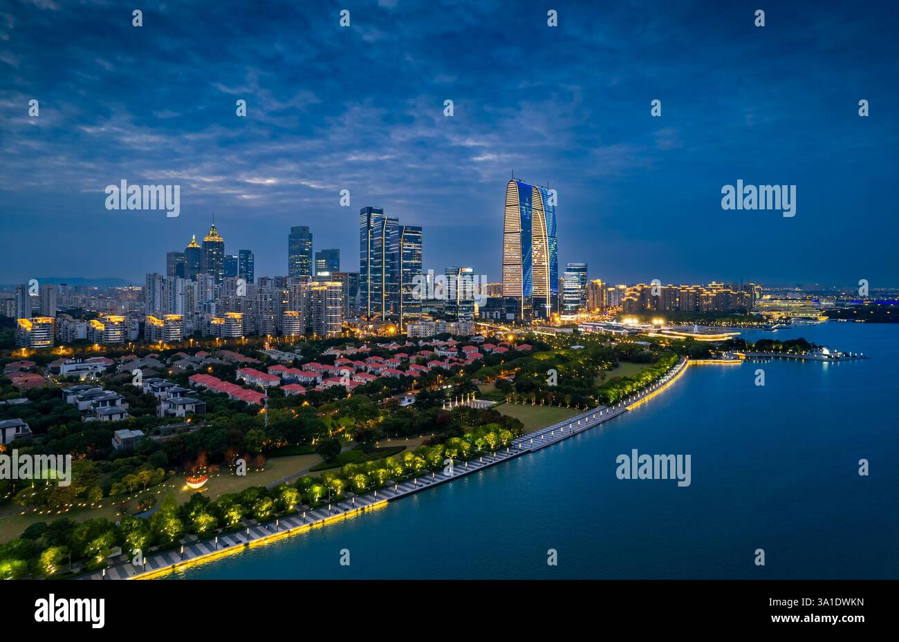 Vista notturna della città del CBD nel parco industriale di Suzhou, provincia di Jiangsu, Cina Foto Stock