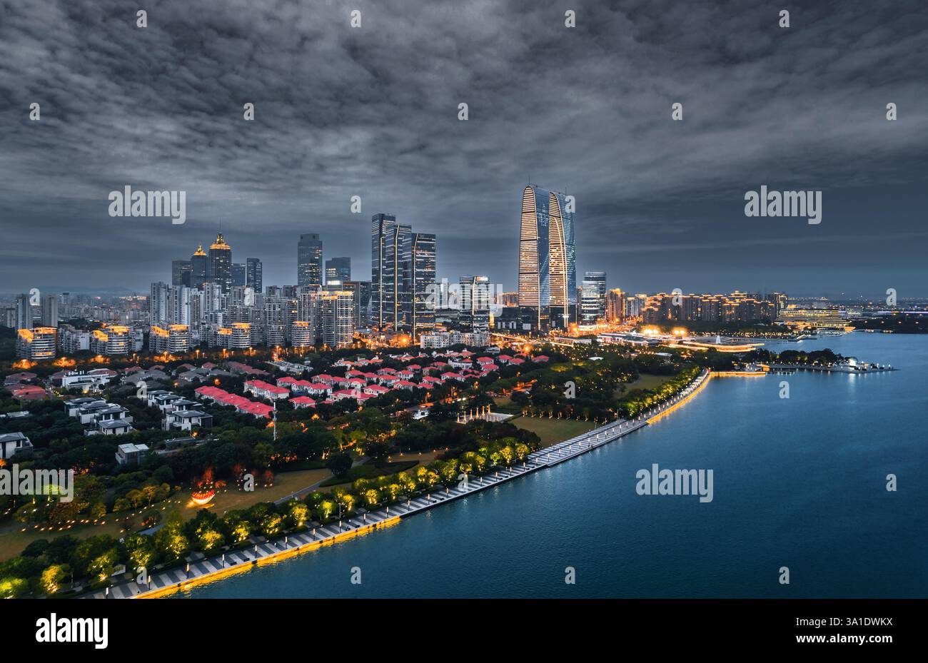 Vista notturna della città del CBD nel parco industriale di Suzhou, provincia di Jiangsu, Cina Foto Stock